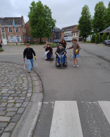Bewoners op stap met de leerlingen van het 6de leerjaar om de omgeving te gaan "mooi maken".  Samen haalden ze zwerfvuil op.