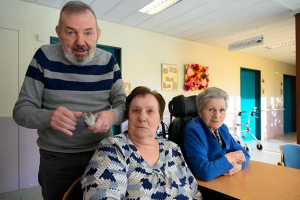 Verloren gevlogen parkiet ‘Jefke’ is nieuw favoriete huisdier van bewoners wzc Sint-Jozef